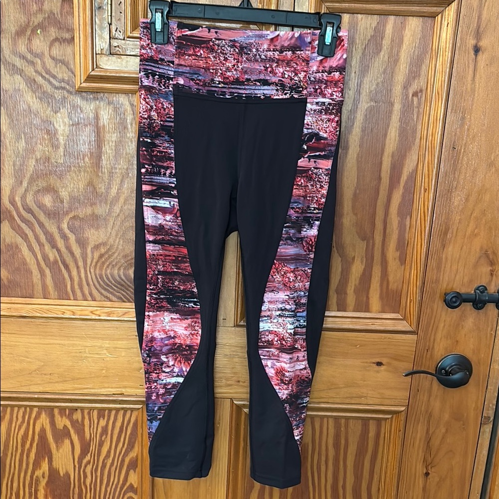 Lulu Lemon size 6 Black and Red Patterned crop Leggings